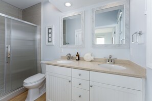 Hair dryer, towels, soap, toilet paper - Ocean Front Pool+HotTub+Elevator 9Bedroom8Bathroom (Surf City)
