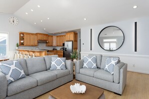 Living area - Ocean Front Pool+HotTub+Elevator 9Bedroom8Bathroom (Surf City)