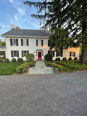 Exterior - 4-bedroom farmhouse in beautiful Hopewell; 8 miles from Princeton University. (Hopewell)