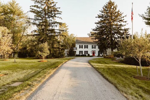 4-bedroom farmhouse in beautiful Hopewell; 8 miles from Princeton University.