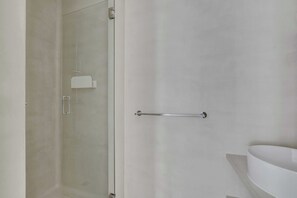 Apartment | Bathroom | Hair dryer, towels, shampoo - Beautiful Apartment - 1br- 4P - Sacre-coeur (Paris)