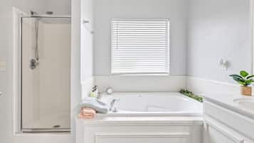Een douche, een haardroger, handdoeken, zeep