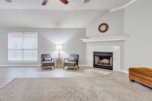 Interior - 3 bedrooms home in quiet neighborhood (Moore)