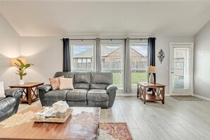 Living area - 3 bedrooms home in quiet neighborhood (Moore)
