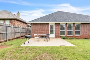 Outdoor dining - 3 bedrooms home in quiet neighborhood (Moore)