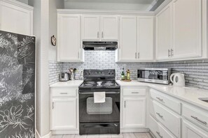 Private kitchen - 3 bedrooms home in quiet neighborhood (Moore)