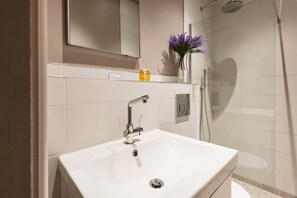 Shower - The Cleveland Arms II (London)
