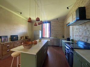 Private kitchen - Authentic farmhouse with character overlooking the lake (Villeneuve-de-la-Raho)