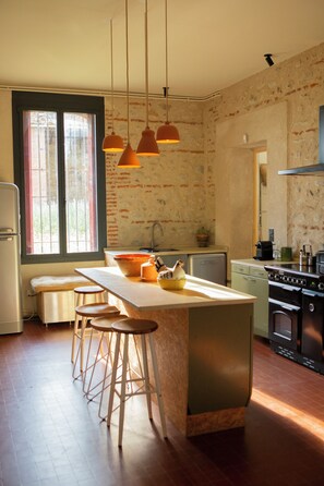 Private kitchen - Authentic farmhouse with character overlooking the lake (Villeneuve-de-la-Raho)