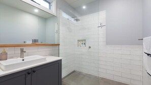 Shower, hair dryer, towels - Wilson's Beach Beauty (Inverloch)