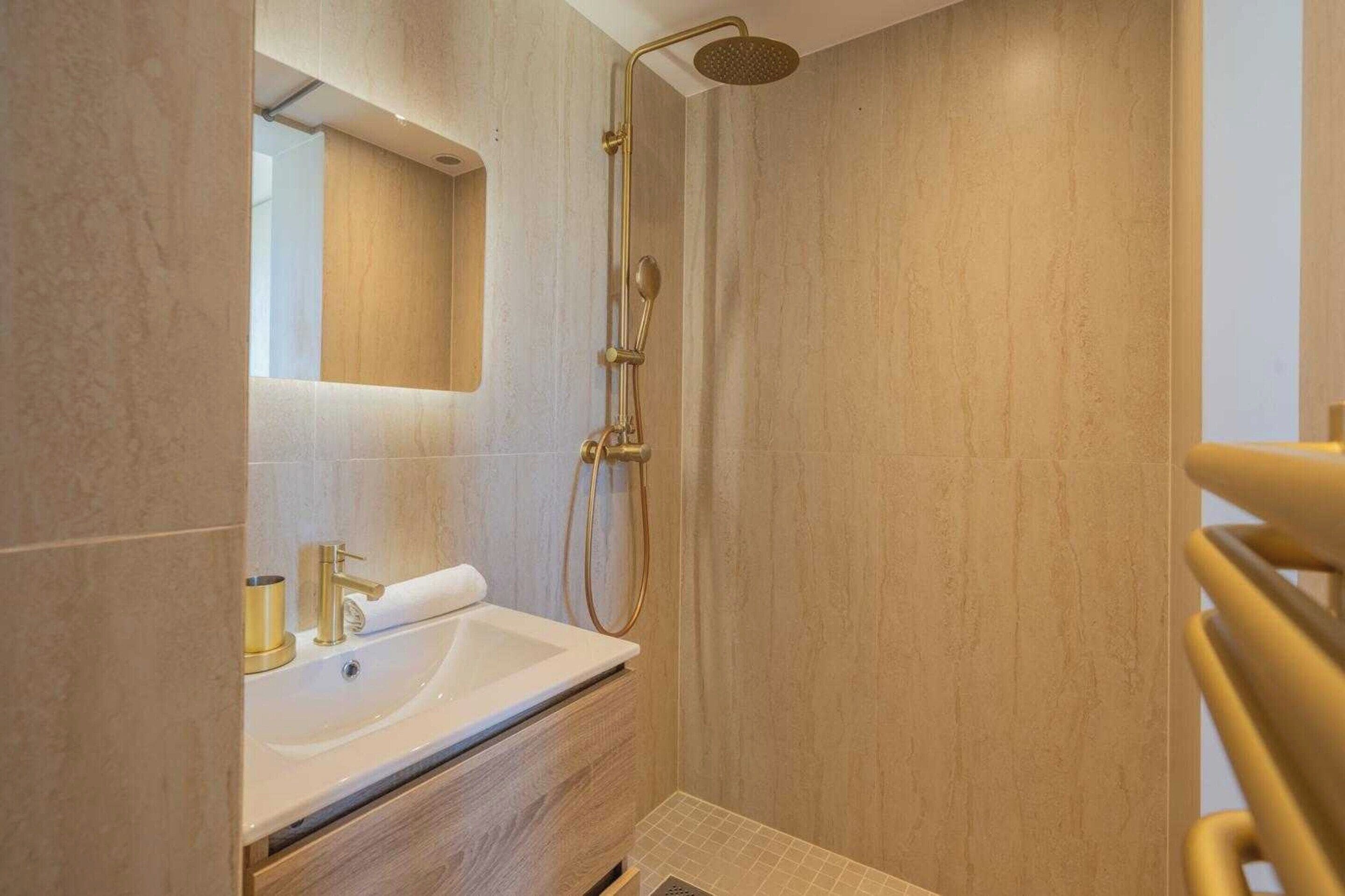 Apartment | Bathroom | Hair dryer, towels, shampoo