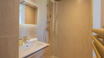 Apartment | Bathroom | Hair dryer, towels, shampoo