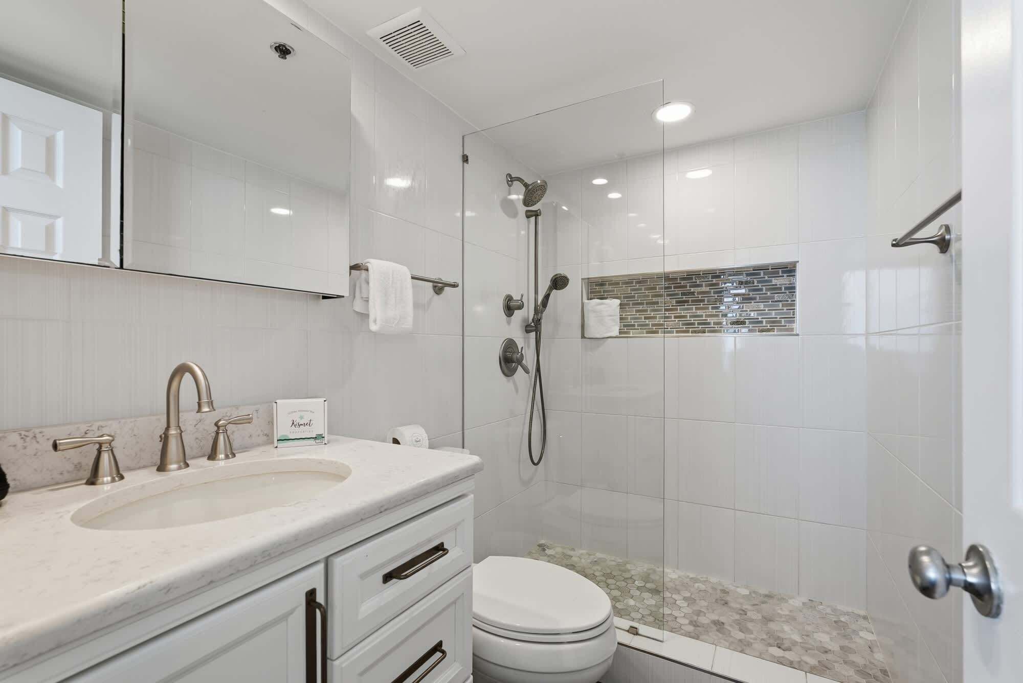 Ein modernes Badezimmer mit Waschbecken, Toilette und Dusche.