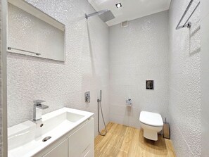 Sèche-cheveux, serviettes fournies, savon, papier toilette
