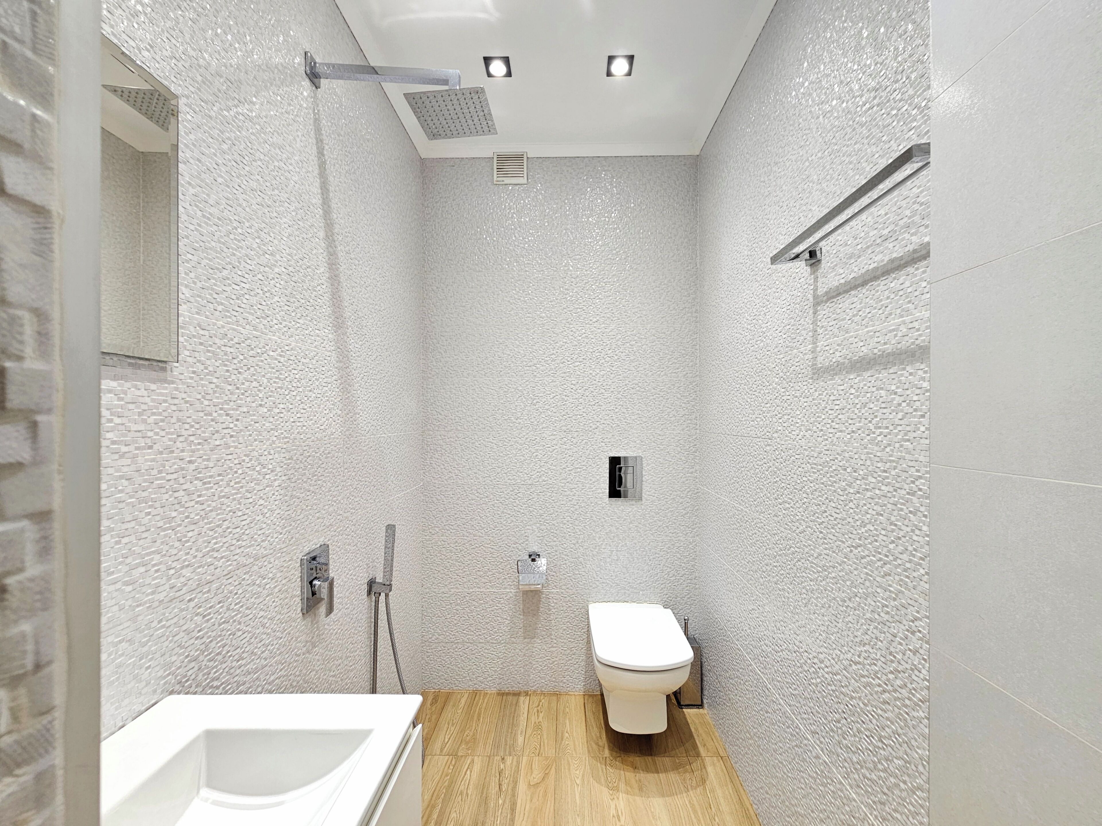 ヘアドライヤー、タオル、石鹸、トイレットペーパー