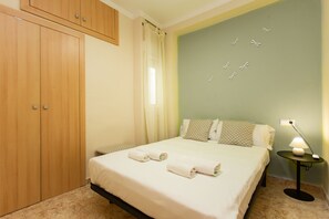 3 habitaciones, tabla de planchar con plancha y cuna de viaje 