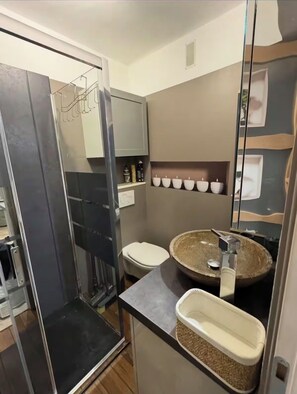 Haartrockner, Handtücher, Seife, Toilettenpapier