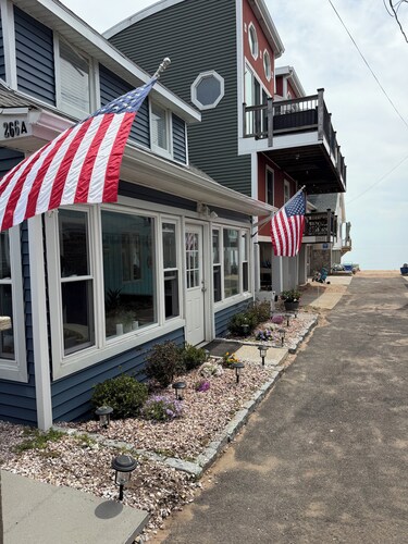 Cozy 2-bedroom house sleeps 7, in charming East Haven Ct. with AC on the beach