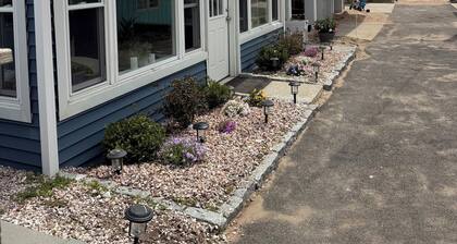 Cozy 2-bedroom house sleeps 7, in charming East Haven Ct. with AC on the beach