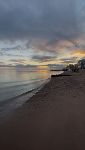 Beach - Cozy 2-bedroom house sleeps 5, in charming East Haven Ct. with AC on the beach (East Haven)