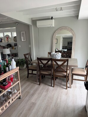 Dining - Cozy 2-bedroom house sleeps 5, in charming East Haven Ct. with AC on the beach (East Haven)