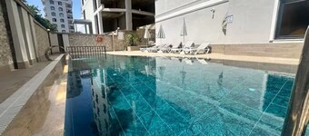 Modern Central Apartment Near Beach with Pool & Free WiFi in Mahmutlar Alanya