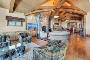 TV, fireplace, DVD player - Lakefront w/ Pier & Buoy | Mins From Emerald Bay (South Lake Tahoe)