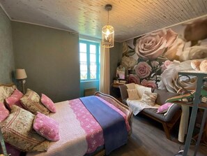 Room - Dad's House (Valeilles)