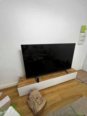 Apartment | Television - Modern Apartment 1br/4p - Paris 10th (Paris)