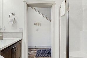 Shower, hair dryer, towels, shampoo - Modern McCall Retreat, Sleeps 6, Close to Lake (McCall)