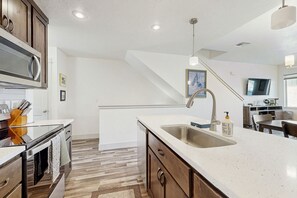 Fridge, microwave, oven, stovetop - Modern McCall Retreat, Sleeps 6, Close to Lake (McCall)