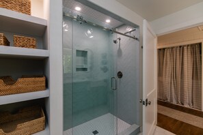 Shower - Another Smith in the Sea | Boho-Chic Marsh Views + Breathtaking Sunsets | Walk to Beach | Sleeps 10 (Edisto Beach)