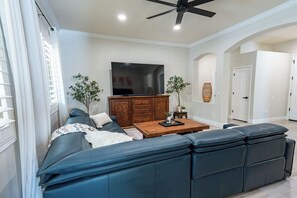 Living area - Poolside Oasis in Surprise AZ 4BR Sleeps 12 Family-Friendly (Surprise)