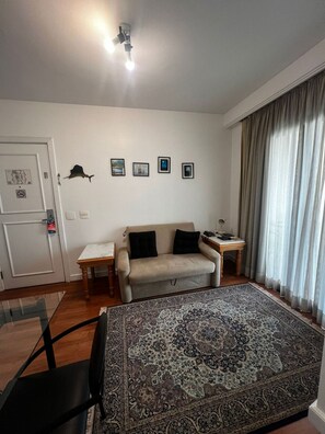 Suite | Ruang tamu | TV 