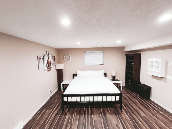 Room - Welcome to your stylish and comfortable retreat in Calgary. (Calgary)