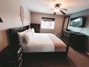 Room - Welcome to your stylish and comfortable retreat in Calgary. (Calgary)
