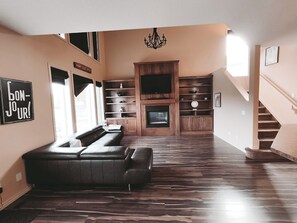 Living area - Welcome to your stylish and comfortable retreat in Calgary. (Calgary)