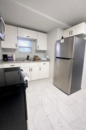 Private kitchen - 2-bedroom private home in the center of Miami with cool AC for relaxing stays (Miami)