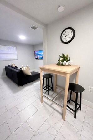 Interior - 2-bedroom private home in the center of Miami with cool AC for relaxing stays (Miami)