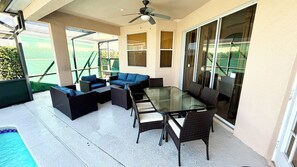 Outdoor dining - Charming Calabay Parc 6/4 Pool Home, with game room. 15 minutes from Disney parks. (Davenport)