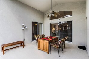 Outdoor dining - Elegant Villa with Private Pool in Guard Gated Resort (Davenport)