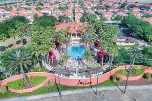 A heated pool - Elegant Villa with Private Pool in Guard Gated Resort (Davenport)
