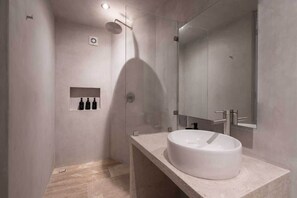 Shower, hair dryer, shampoo - 513 Selva Private Pool & Grill 2 Bedroom Apartment (Tulum)