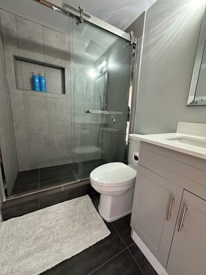 Shower, hair dryer, towels, soap - 
Clifton Hill/  Niagara Falls , Pet (Niagara Falls)