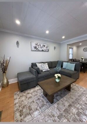 Living area - 
Clifton Hill/  Niagara Falls , Pet (Niagara Falls)