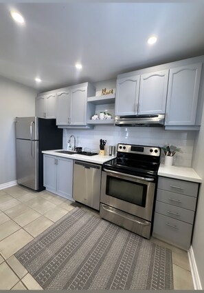Private kitchen - 
Clifton Hill/  Niagara Falls , Pet (Niagara Falls)