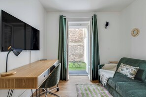 House | Living area - 2P Studio With Patio Near Paris (Le Pre-Saint-Gervais)