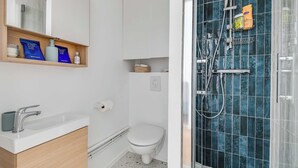 A modern bathroom with a shower, toilet, and sink. - 2P Studio With Patio Near Paris (Le Pre-Saint-Gervais)