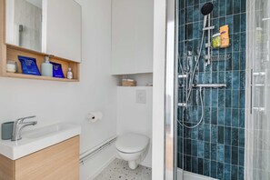 House | Bathroom - 2P Studio With Patio Near Paris (Le Pre-Saint-Gervais)