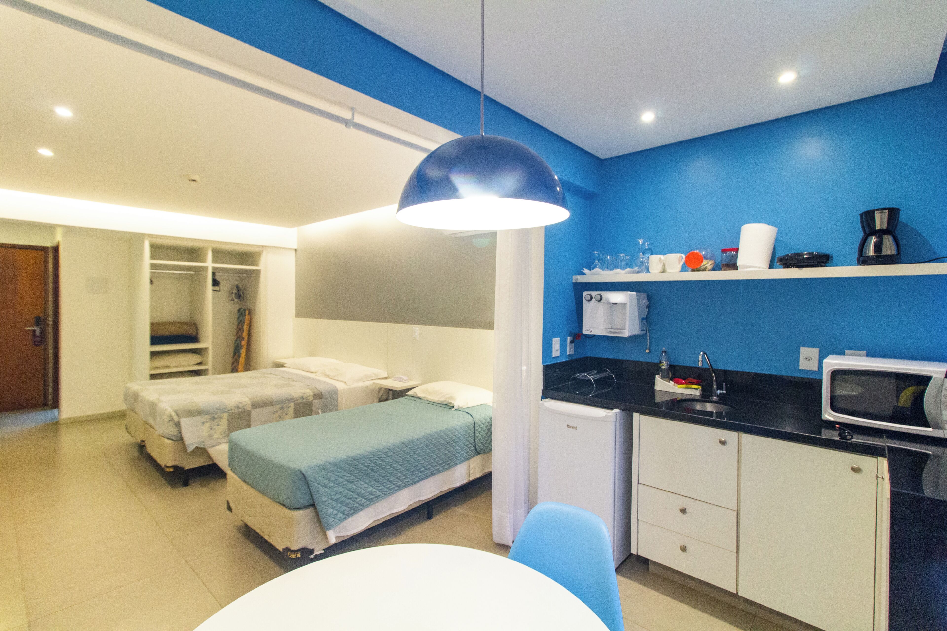 Estúdio superior, vista para a piscina | Cozinha privada | Frigobar, micro-ondas, cafeteira/chaleira, produtos de limpeza